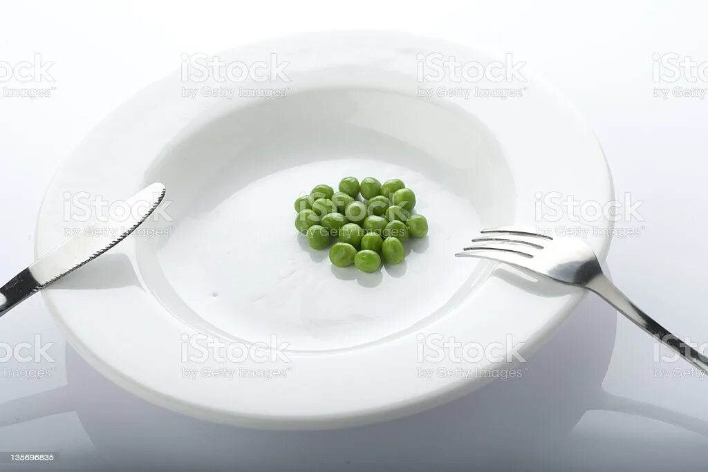 Тарелка с едой. Мало еды на тарелке. Мало еды на тарелке. Маленькая порция еды. Диета пустая тарелка.