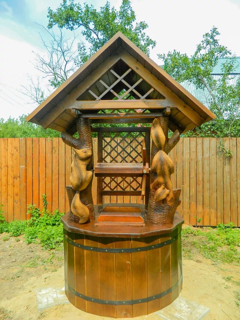 Домик колодца из дерева. Красивый колодец. деревянный домик для колодца. красивый деревянный колодец. резные домики для колодцев.
