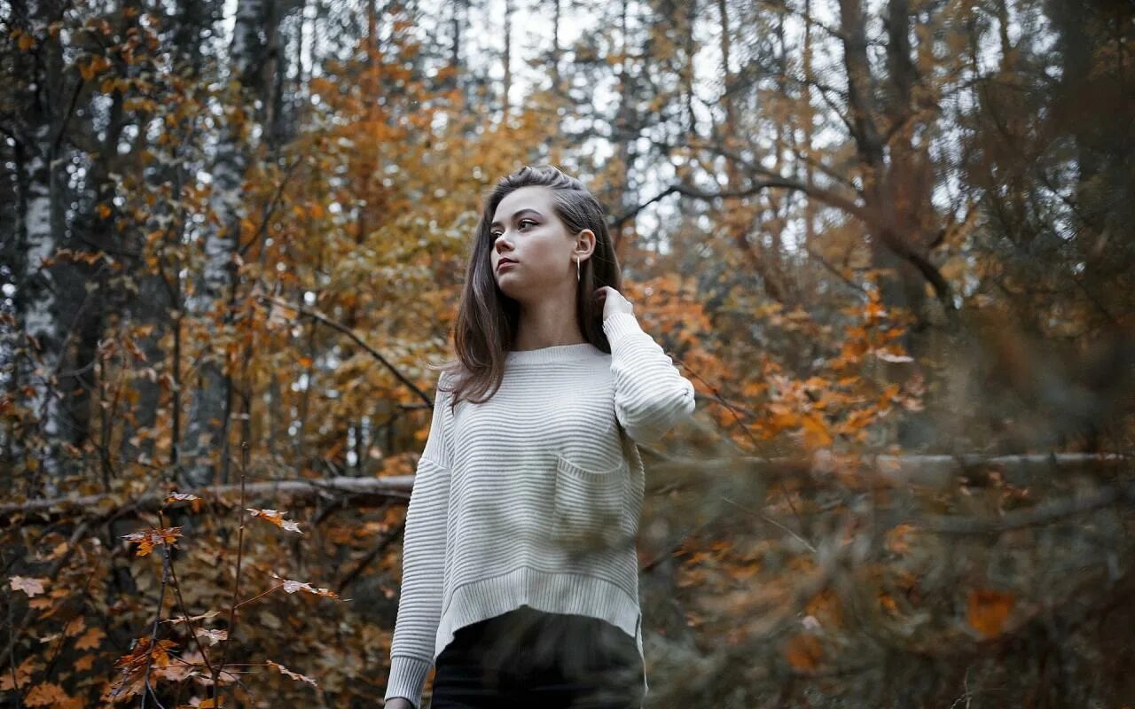 Женщина осень. Фотосессия в туманном лесу. Осенний портрет. Поздние девушки. Женщина осенью.