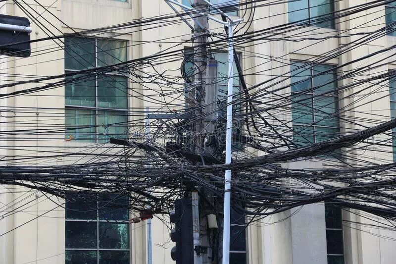 Телеграфные провода в городе. Electric power line. Провода над городом. Cable city. Электрический кабель.