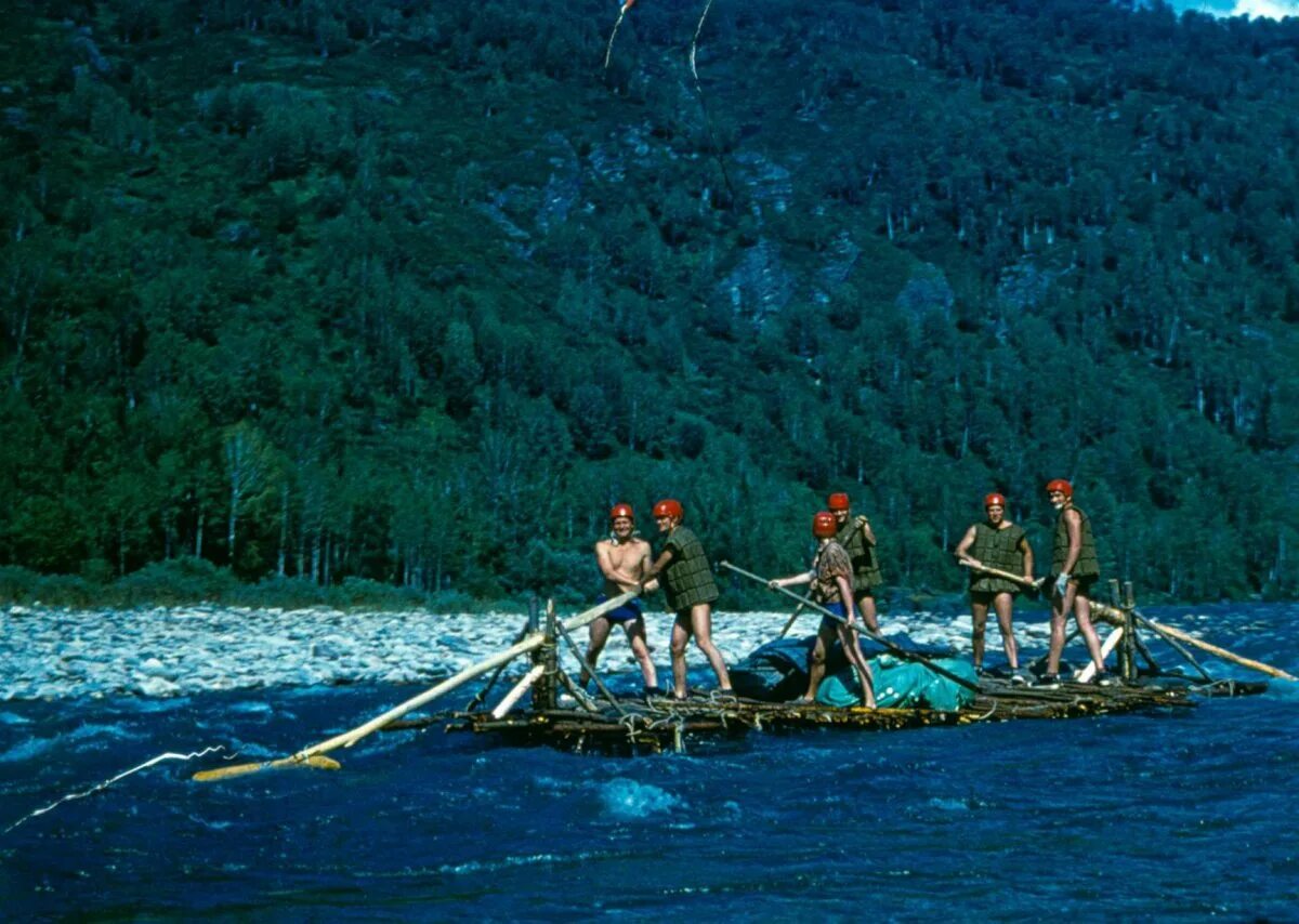 Рафтинг шри ланка. Плот на горной реке. Лодка для сплава. Плот на горной реке. White water rafting – рафтинг.