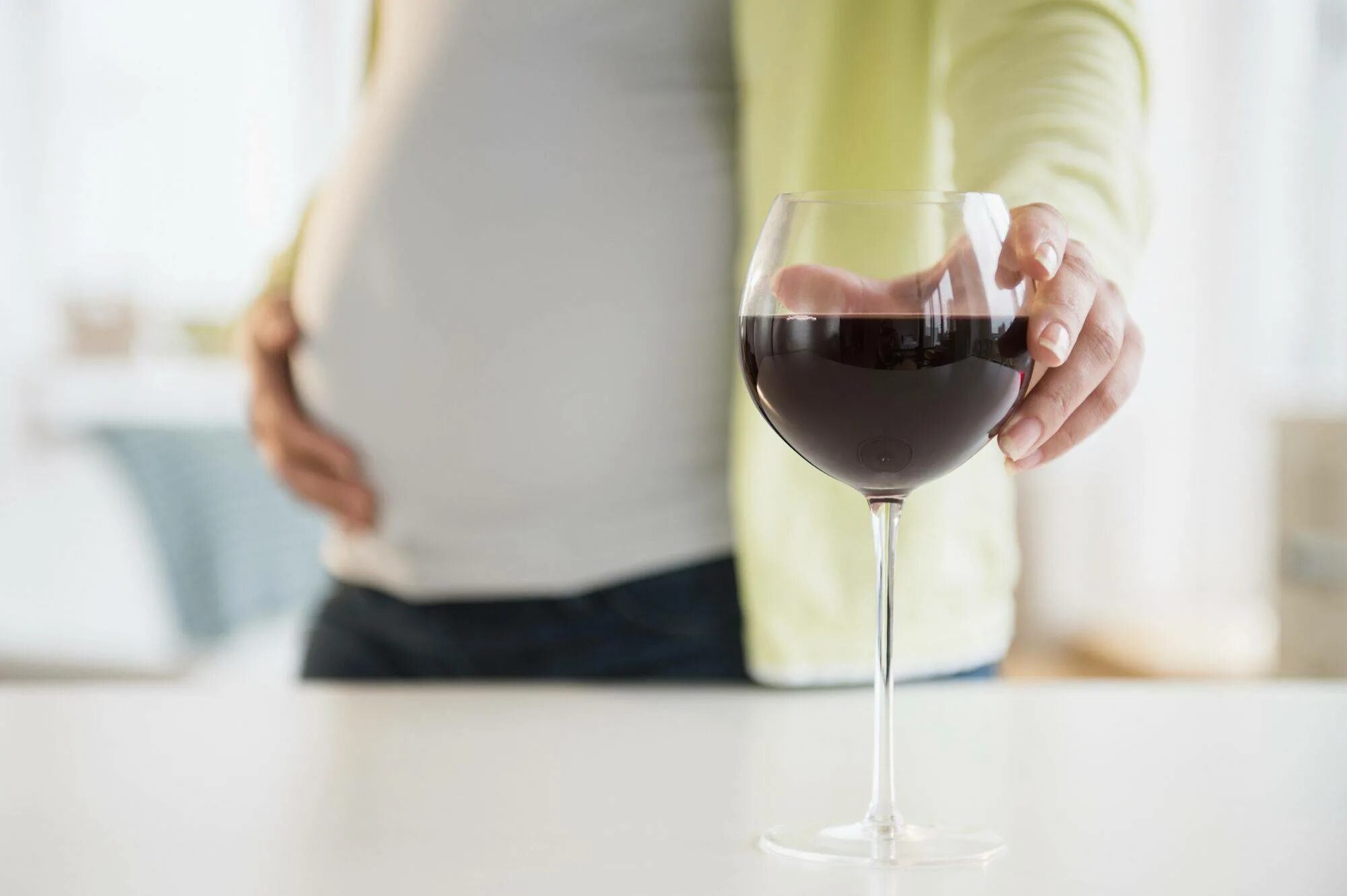 Алкоголь и беременность. Вино в беременность. Бокал вина при беременности