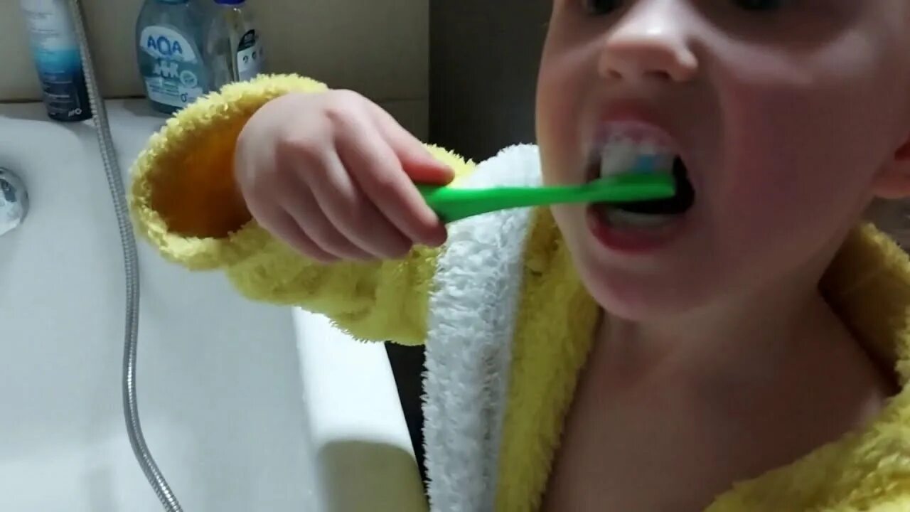 Чистка языка видео. Малыш чистит зубы силиконовой щеткой. Дети чистят язык щеткой. Как чистить зубы детям видео для детей. Ютуб как детки чистят зубки.