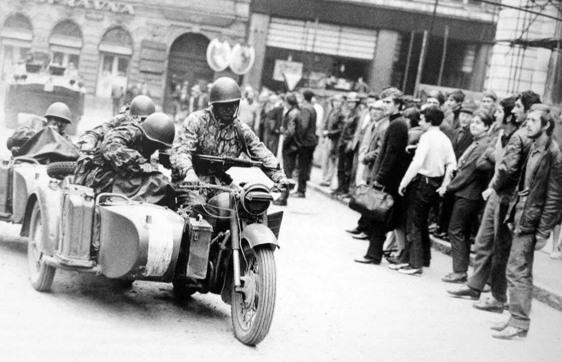 Чехословакия видео. Операция Дунай Прага 1968. Прага 1968 войска ГДР. Операция «Дунай». Чехословакия, 1968 год.. Операция Дунай 1968 ГДР.