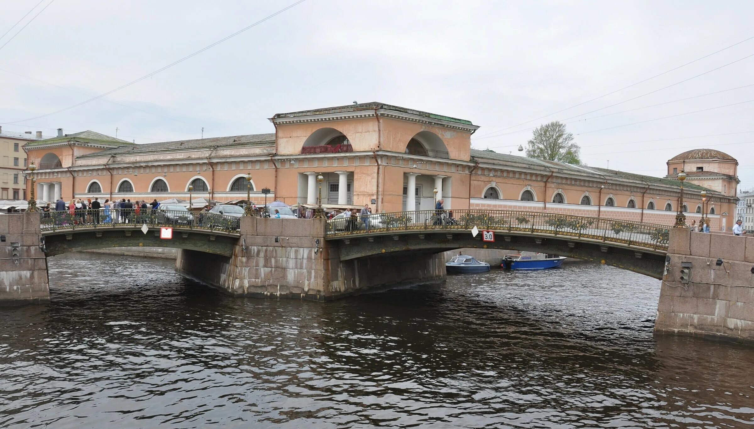 Малоконюшенный мост санкт-петербург. Тройной мост (театральный мост + мало-конюшенный мост + мост-дамба). Трехколенный мост в санкт-петербурге. Мало-конюшенный мост в санкт-петербурге. Большой конюшенный мост в санкт-петербурге.