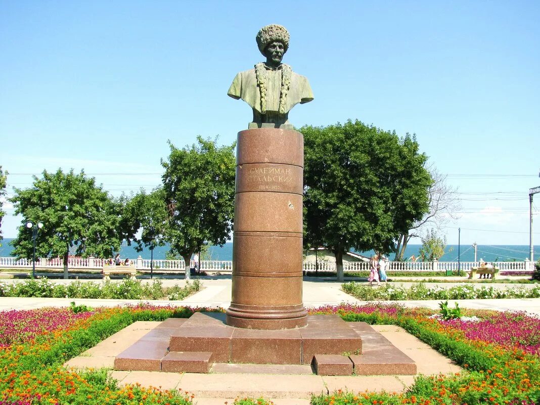 Какие памятники в дагестане. Памятники славы великой отечественной войны в махачкале. Памятник ирчи казака в махачкале. Какие памятники в дагестане. Памятник стальскому махачкала памятник.