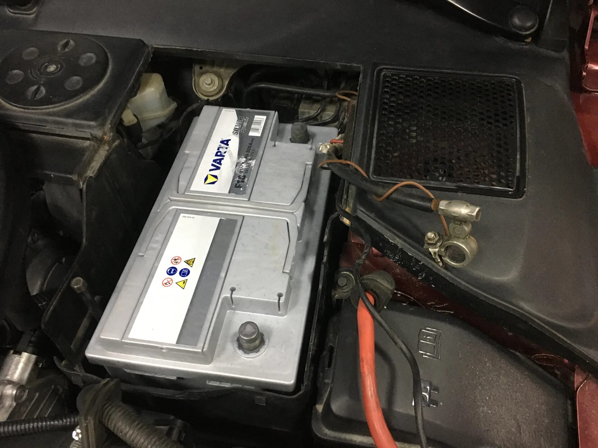 Где найти аккумулятор. Акб volvo xc70. volvo s80 4.4 2008 аккумулятор. volvo s80 3,2 акб. volvo s80 2008 2.5 акб.