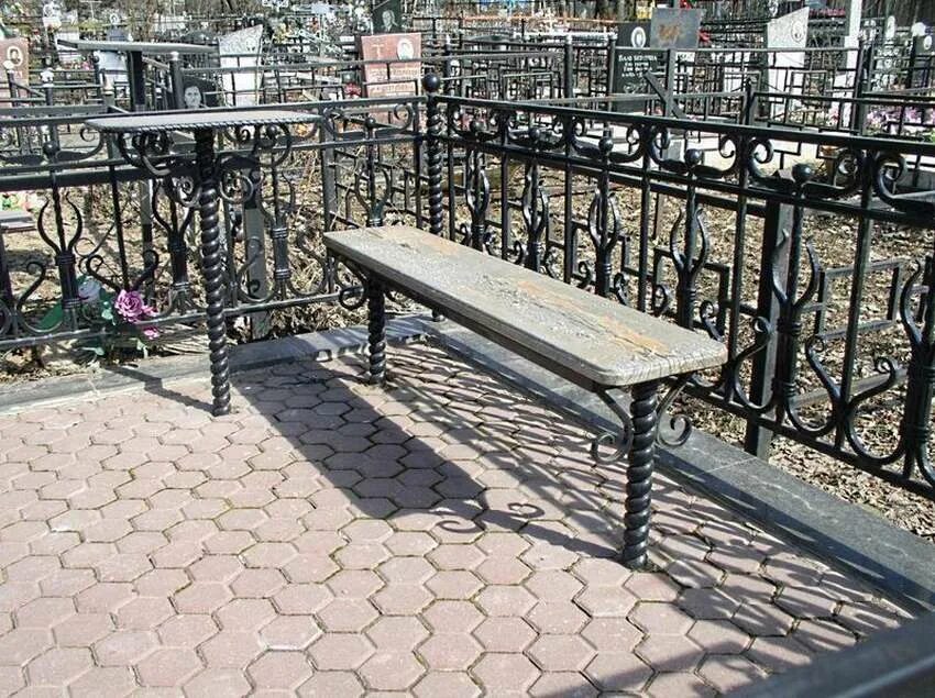 Памятник с оградой из гранита. Лавочка гранитная на кладбище кинель. Гробница скамья. Гранитный стол на кладбище. Гранитные скамейки.