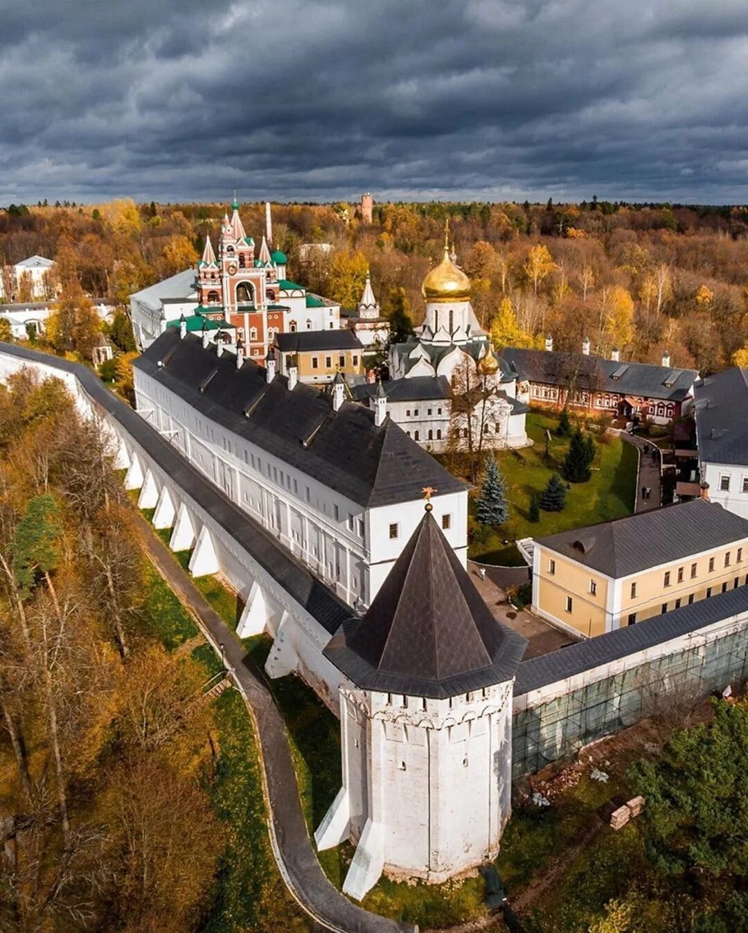 Самый крупный православный монастырь. Сторожевский монастырь в Звенигороде. Саввино-Сторожевский монастырь. Савино-Сторожевский монастырь, Звенигород. СТАВВО Сторожевский монастырь.