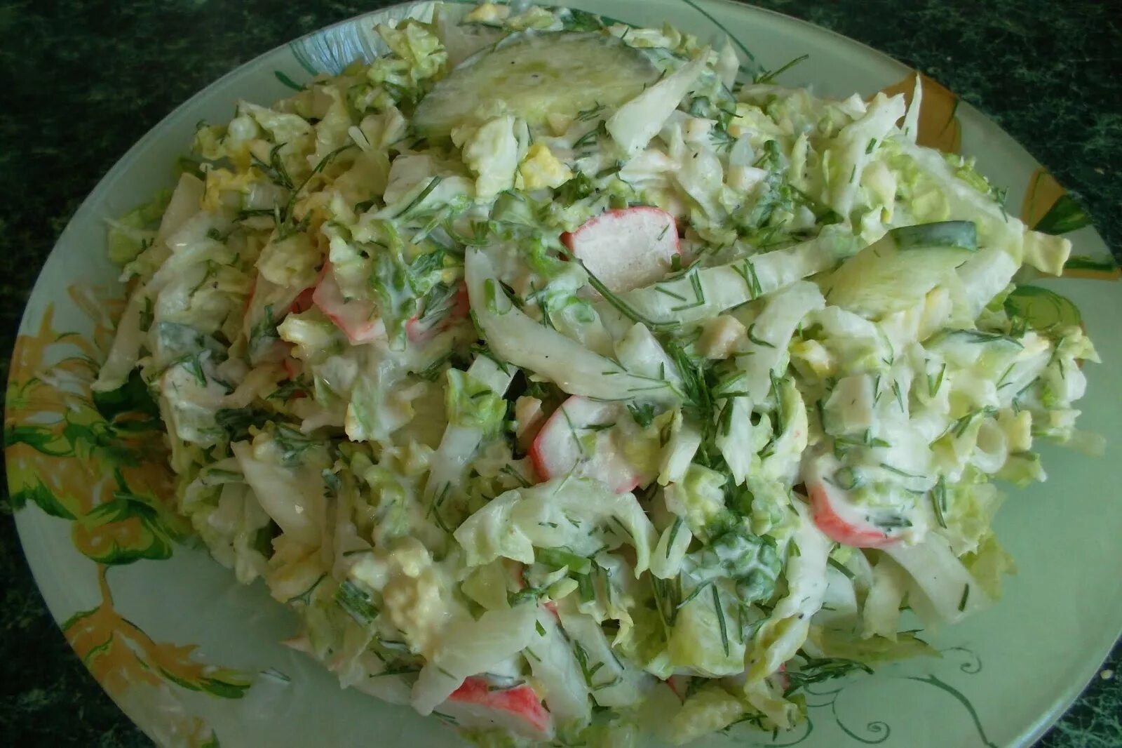 Крабовый салат с пекинской капустой. Салат с пекинской капустой с рыбой. Пекинская капуста со свининой. Салатик с пекинской капустой. Салат рыбный с пекинской капустой.