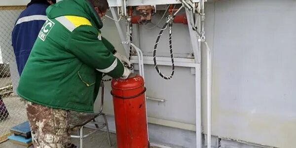 Заправка баллонов петергоф. Газовый баллон на азс. заправщик баллонов. наполнение баллонов газом. заправка пропаном бытовых баллонов.