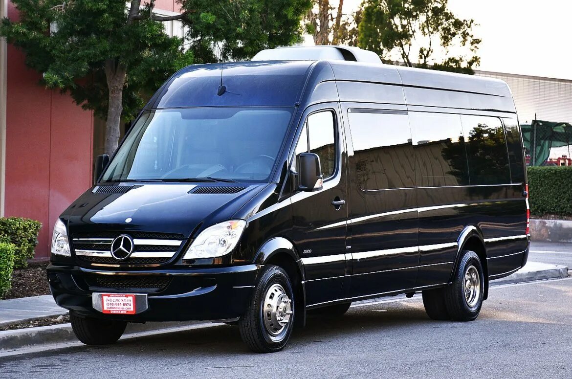 Работу мерседес спринтер. Mercedes-Benz Sprinter. Мерседес 11 местный Спринтер. Мерседес Спринтер van Limo. Мерседес Бенц микроавтобус 2013.