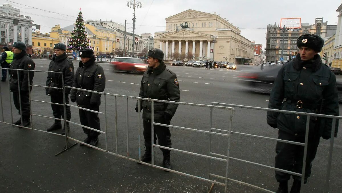 Усилена безопасность москвы. Оцепление участков местности. Оцепление полиции. Оцепление МВД. Манежная площадь Москва митинг 2011.