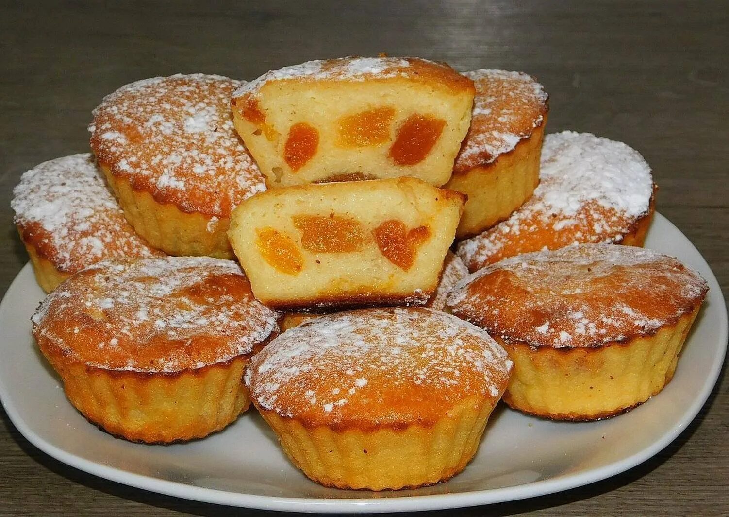 Кекс с курагой. Сырники в духовке. Кексы творожные с курагой. Творожники печеные. Творожный кекс в духовке с творогом