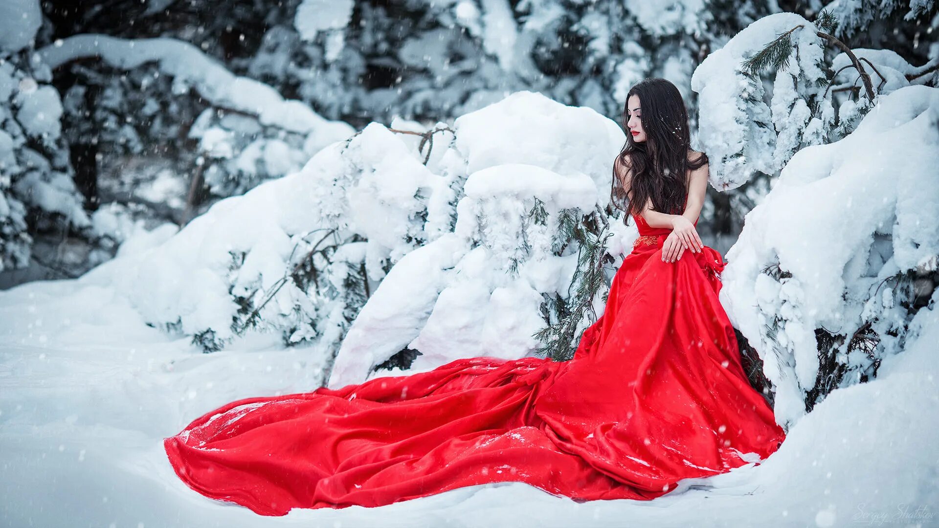 Фотосессия зимой в платье. Девушка в Красном платье на снегу. Зимняя фотосессия в лесу.