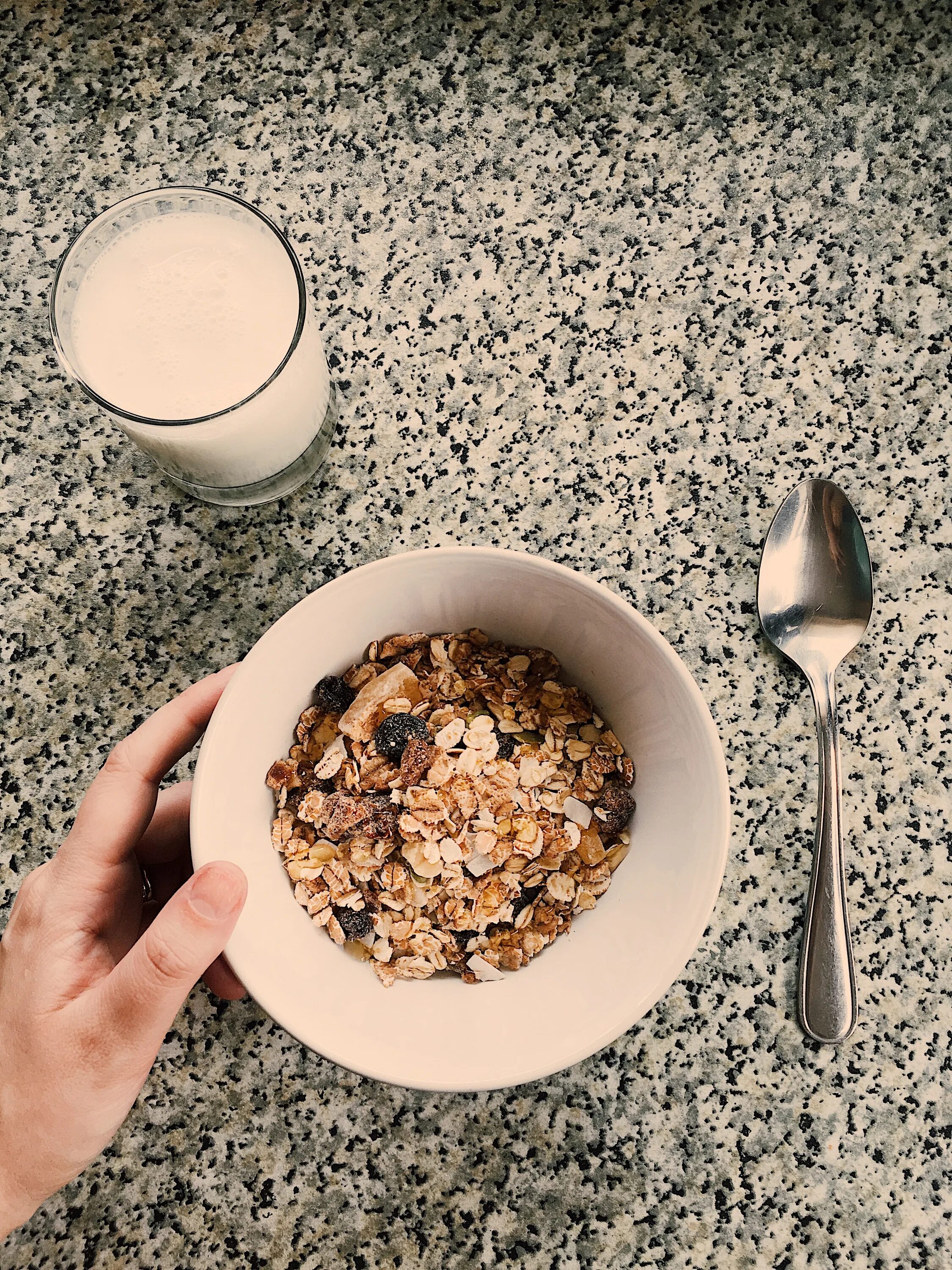 Мюсли можно есть сухими. Хлопья granola. мюсли гранола. гранола с овсянкой. овсянка muesli.