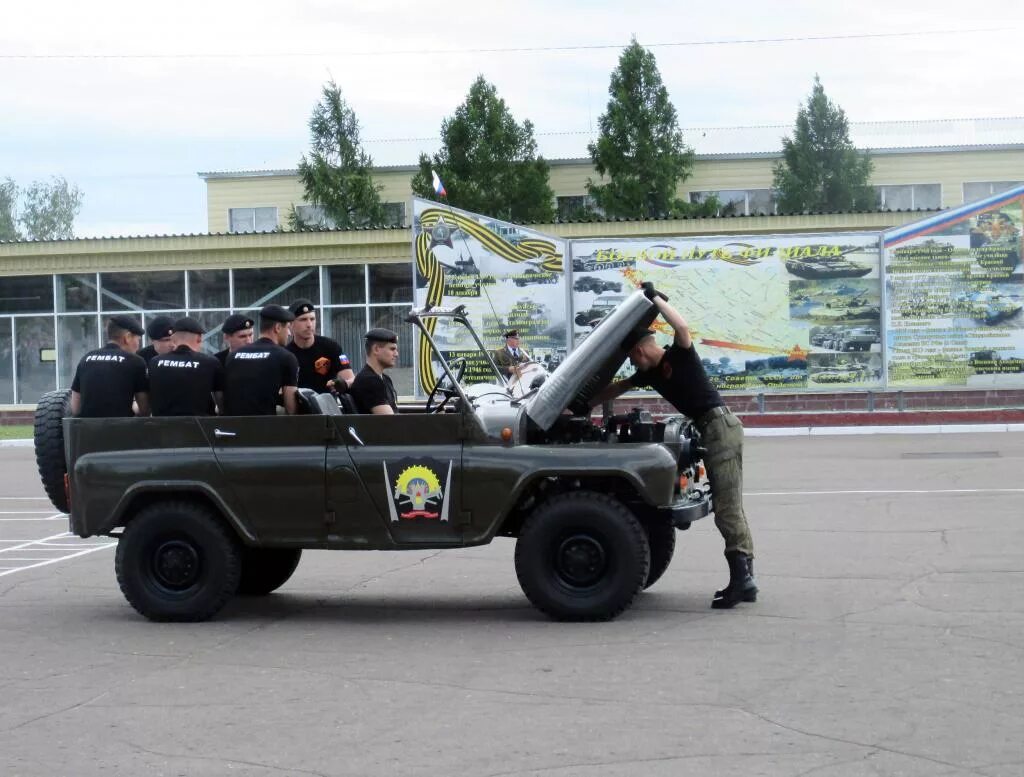 Водителю военного автомобиля. День военного автомобилиста. Военный водитель. Автомобиль войска. День военного водителя.