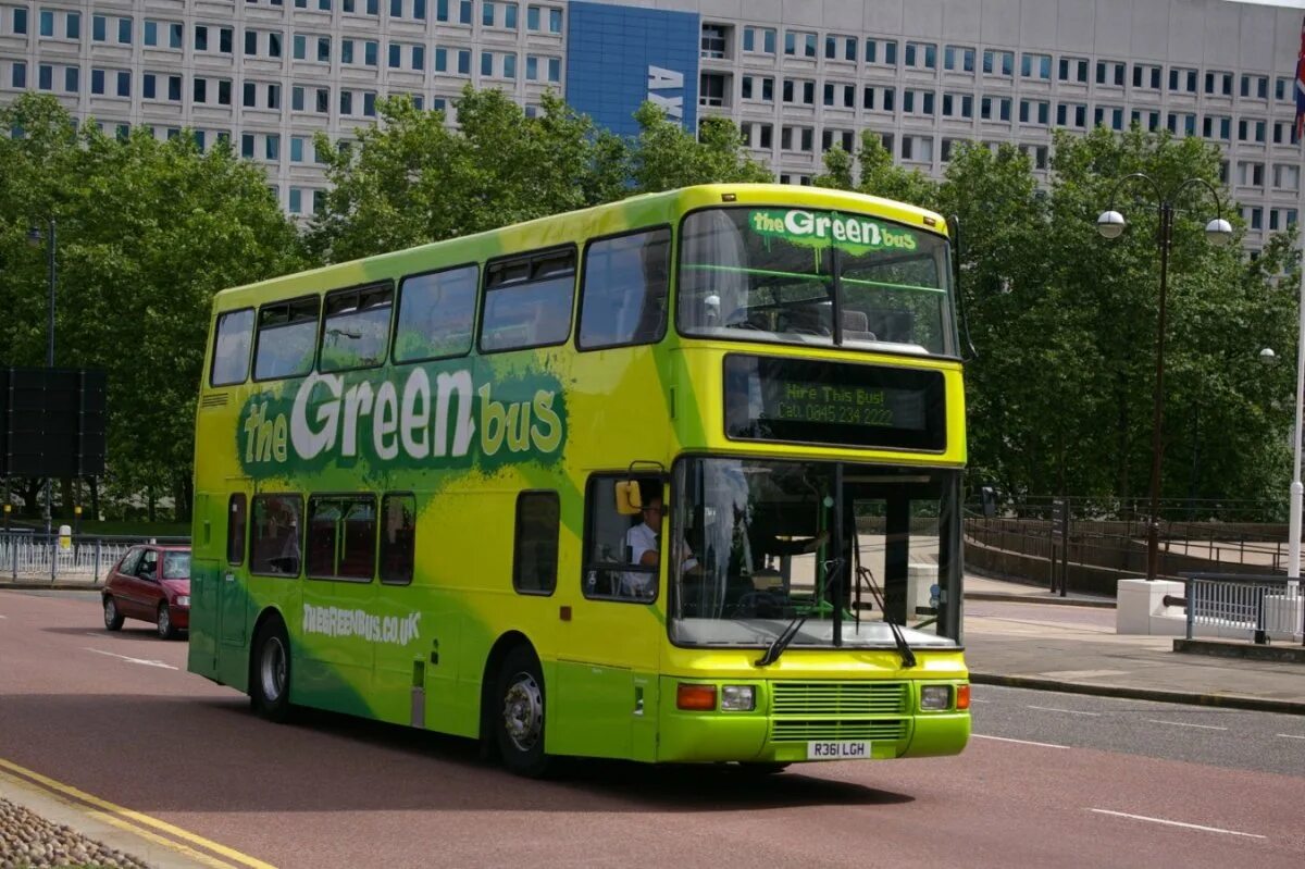 Зеленый общественный транспорт. Зеленый автобус. Городской зеленый автобус. Салатовый автобус. Ярко зеленый автобус.