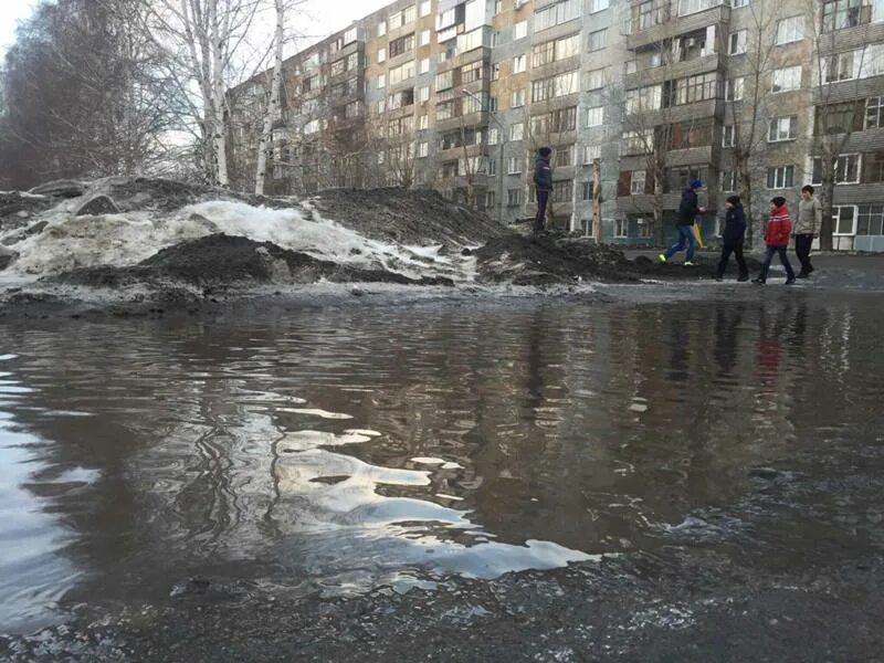 Зимой в городе было 36. Грязная зима в городе. Грязный зимний город. Весенний город Россия.