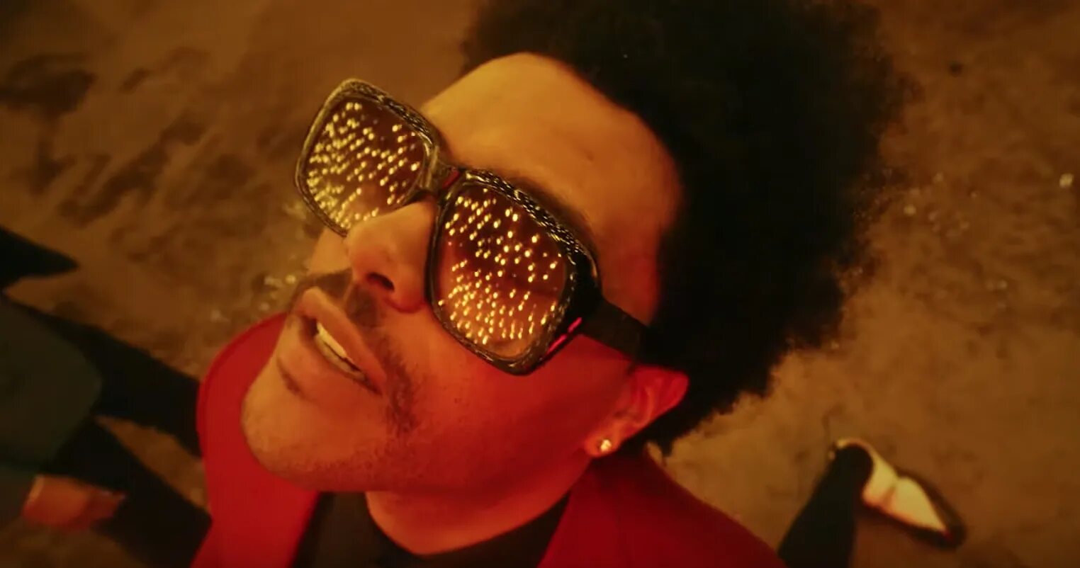 Playing the weekend. Певец де викенд. The Weeknd очки из Blinding Lights. The weekend в очках. The weekend клипы.