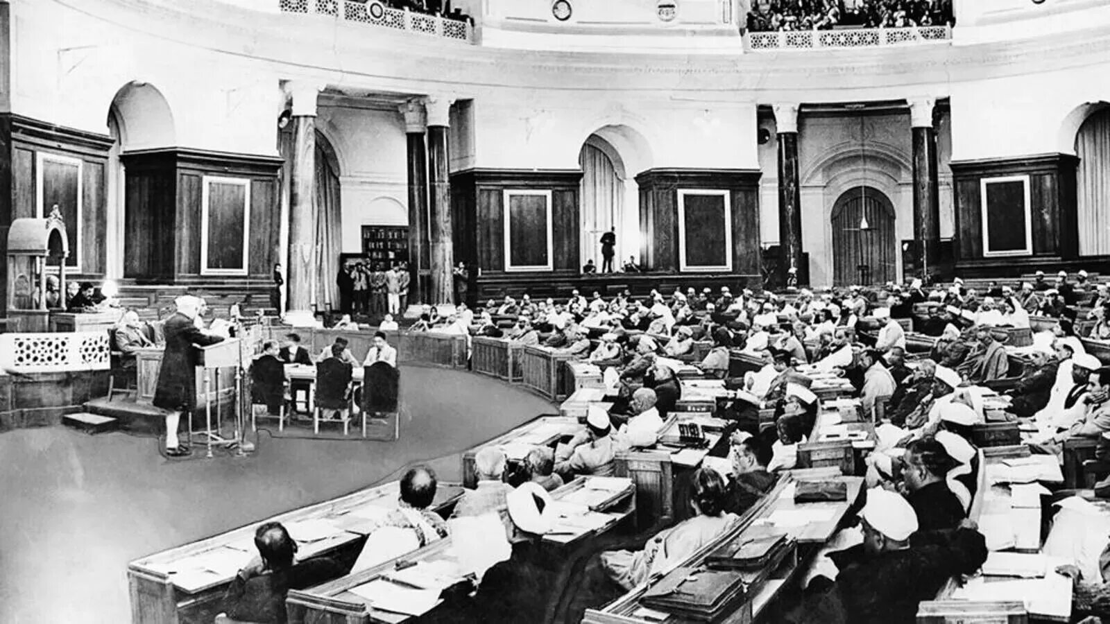 Учредительное собрание франции принимает декларацию. Независимость Индии 1947. Независимость Индии 1950. Парламент 1931 года. Индия Конституция 1947.