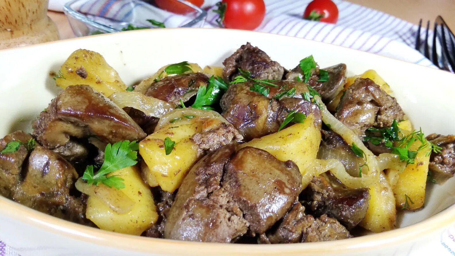 Что приготовить из куриной печени на ужин. Тушеная печень с яблоками. куриная печень с яблоками. куриная печень с яблоками и луком. вторые блюда из куриной печени.