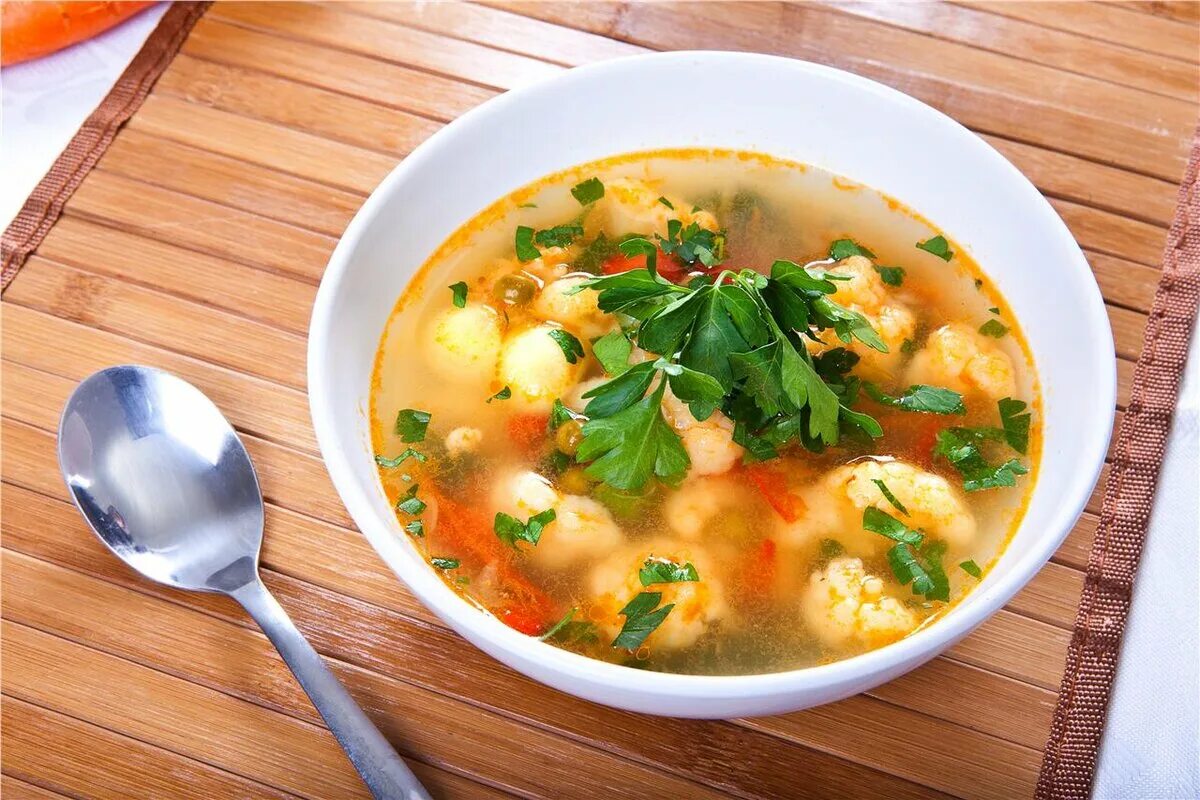 Рецепты супов без курицы. Суп из цветной капусты постный. Постный суп с цветной капустой. Овощной суп с цветной капустой. Овощи для супа.