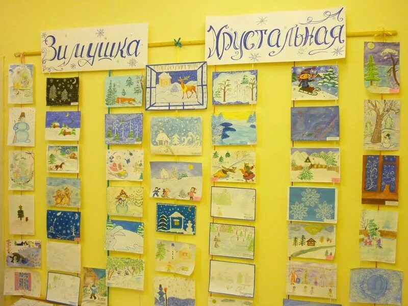 Стенд выставка работ. Оформить выставку детских работ. Стенд выставка работ. Фотовыставка в детском саду. Выставка рисунков наше творчество.