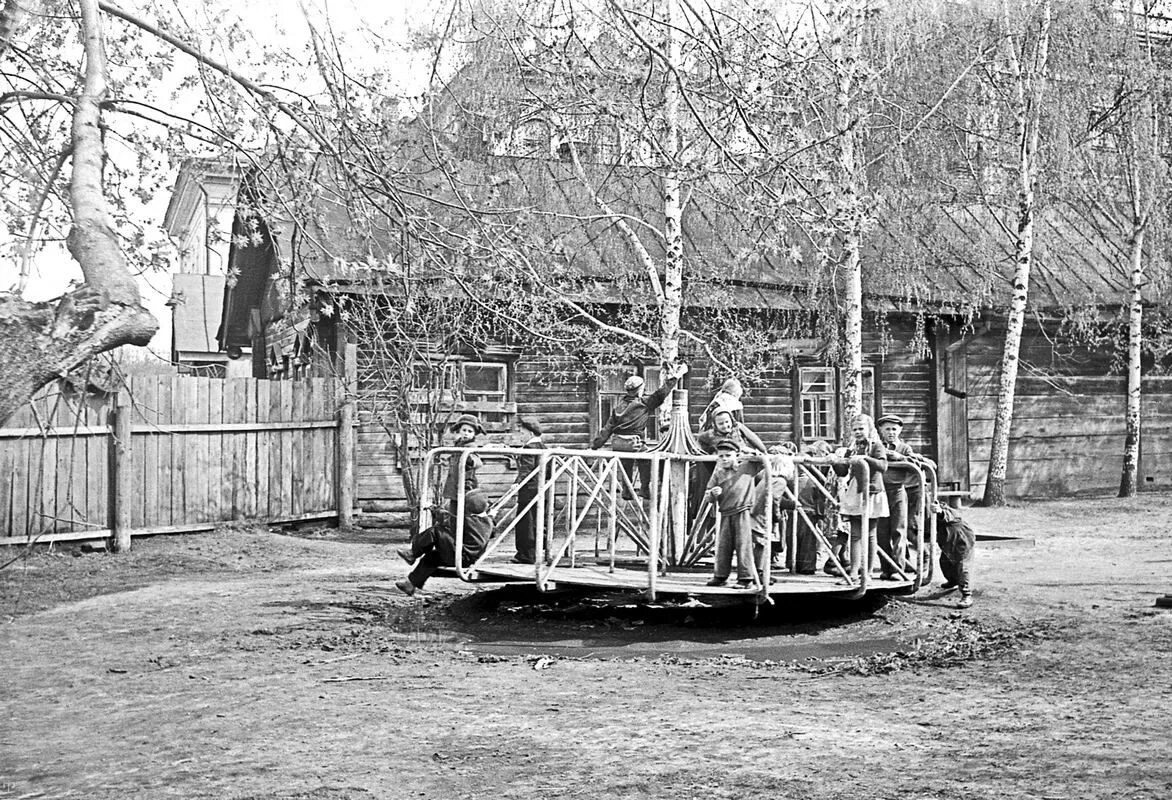 1956 год по восточному. Старая Карусель. Детский парк Чебоксары 1926. Старый детский парк Америка. Чебоксары 1956.