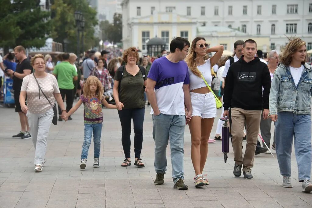 Люди в городе. Екатеринбург люди. Жители Екатеринбурга. Фотографии людей в городе. Население екатеринбурга 2024 год