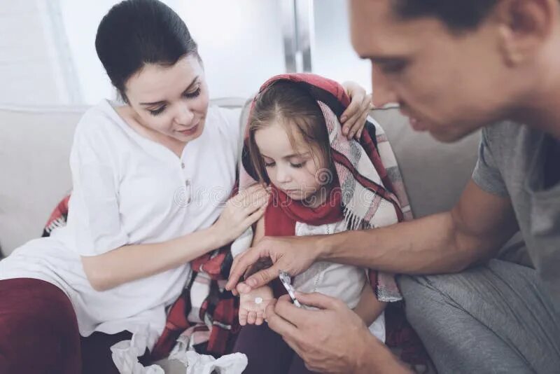 Daddy gives. Дочь дарит подарок отцу. Девочка дают отцу. Еду к папе. Девочка приносит папе еду.