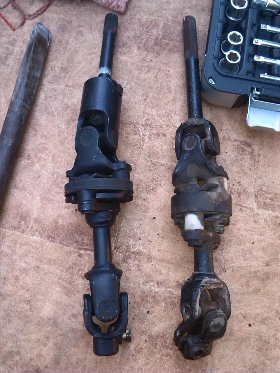 Крестовина рулевого кардана уаз патриот 2015. Замена рулевого кардана. Рулевой вал газ 24. Ниссан n16 кардан рулевой. Рулевой кардан уаз патриот 2012.