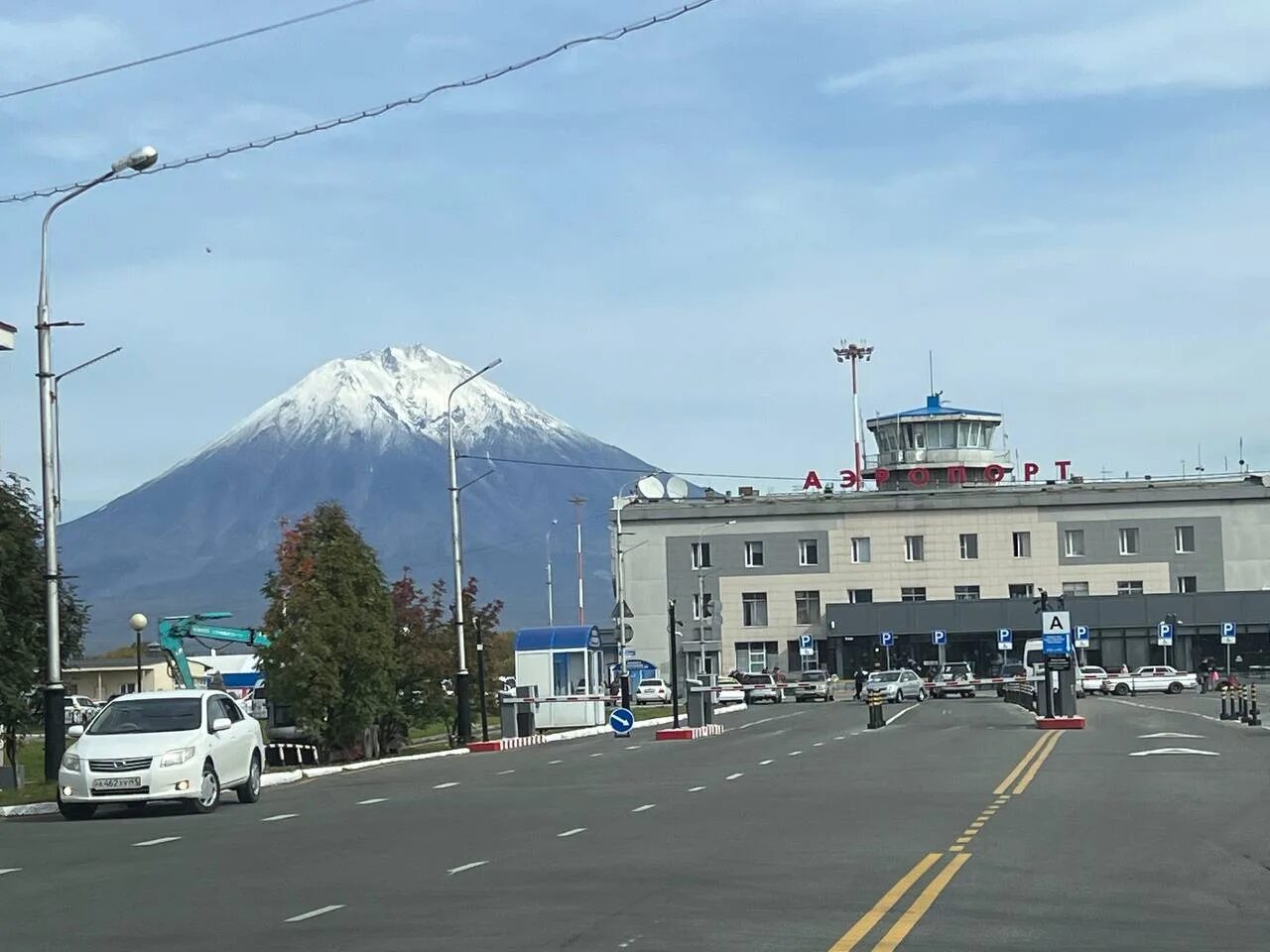 Петропавловск камчатский аэропорт вылета сегодня. Аэропорт Елизово Петропавловск-Камчатский. Аэропорт Елизово Петропавловск-Камчатский зимой. Аэропорт Камчатка Петропавловск зимой. Аэропорт Петропавловск-Камчатский Елизово самолёт зимою.