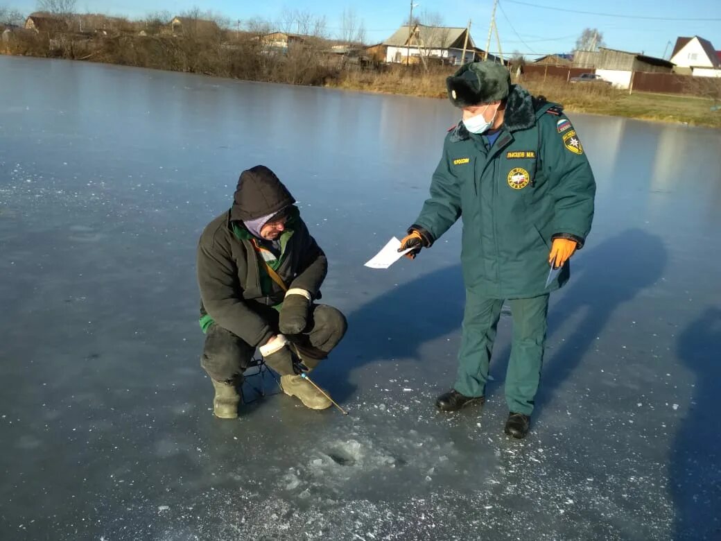 Происшествия на водных объектах. Спасение людей на водных объектах в зимний период. происшествия на водоёмах осенью. нарушение правил охраны водных объектов. безопасность на льду фото.