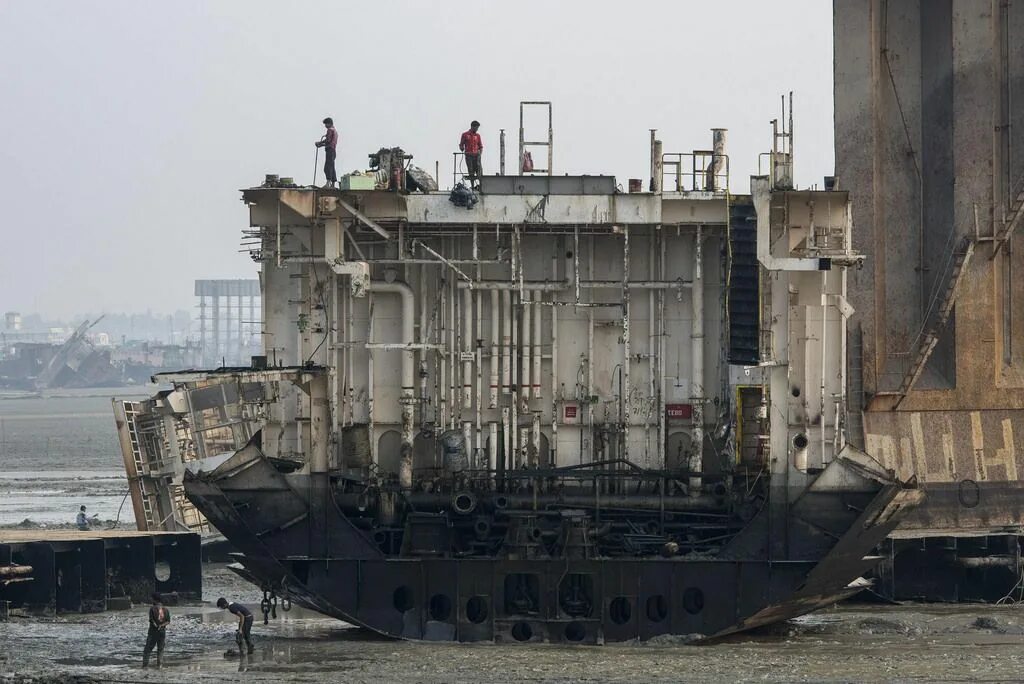 Корабль разбор. Читтагонг Бангладеш кладбище кораблей. Читтагонг кладбище кораблей. Кладбище кораблей в Бангладеш. Утилизация кораблей в Бангладеш.