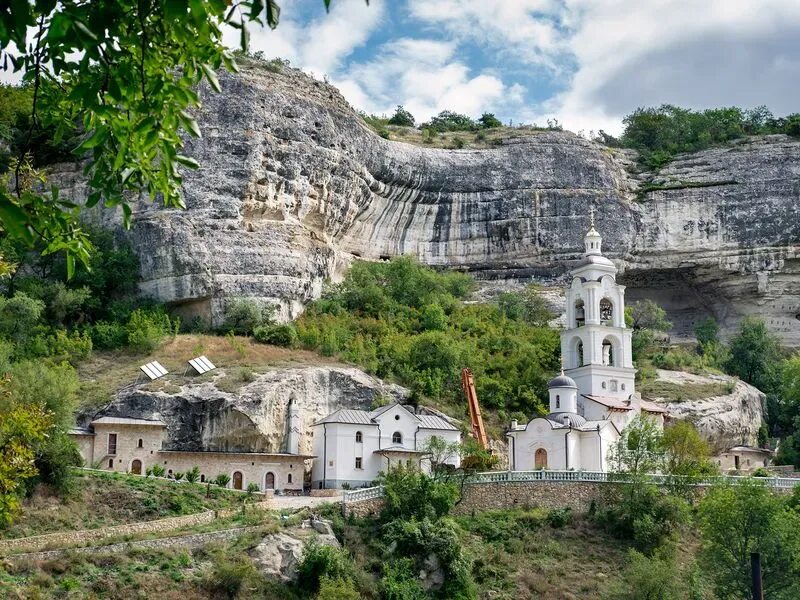 Свято-успенский пещерный монастырь. Бахчисарайский свято-успенский монастырь. Храм св николая в бахчисарае. Достопримечательности крыма успенский пещерный монастырь. Бахчисарай).