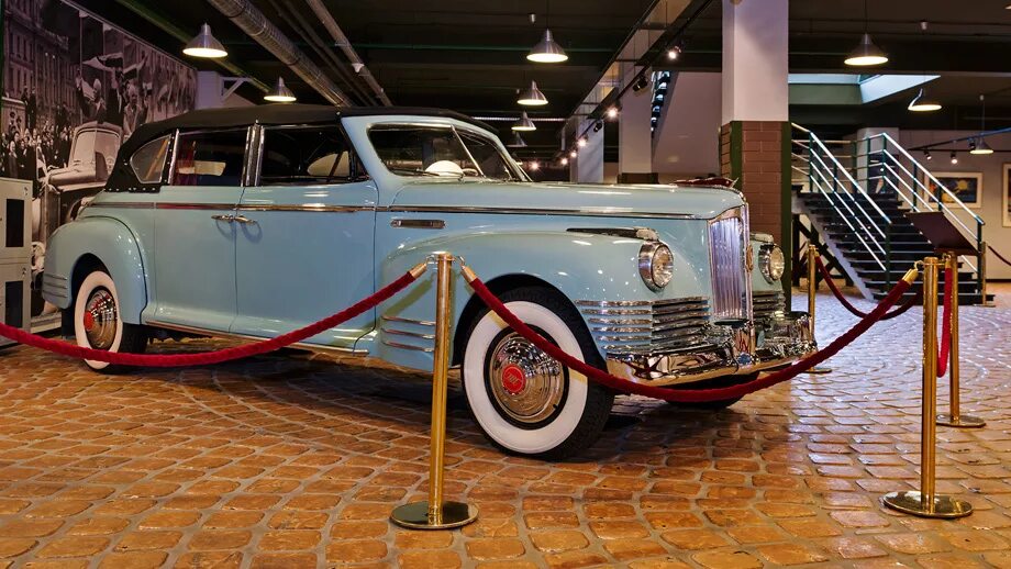 Московские машины. Ретро автомобили в парке горького. Ретро автомобили в москве. Автовыставка олдтаймер. Музей ретро машин в москве.