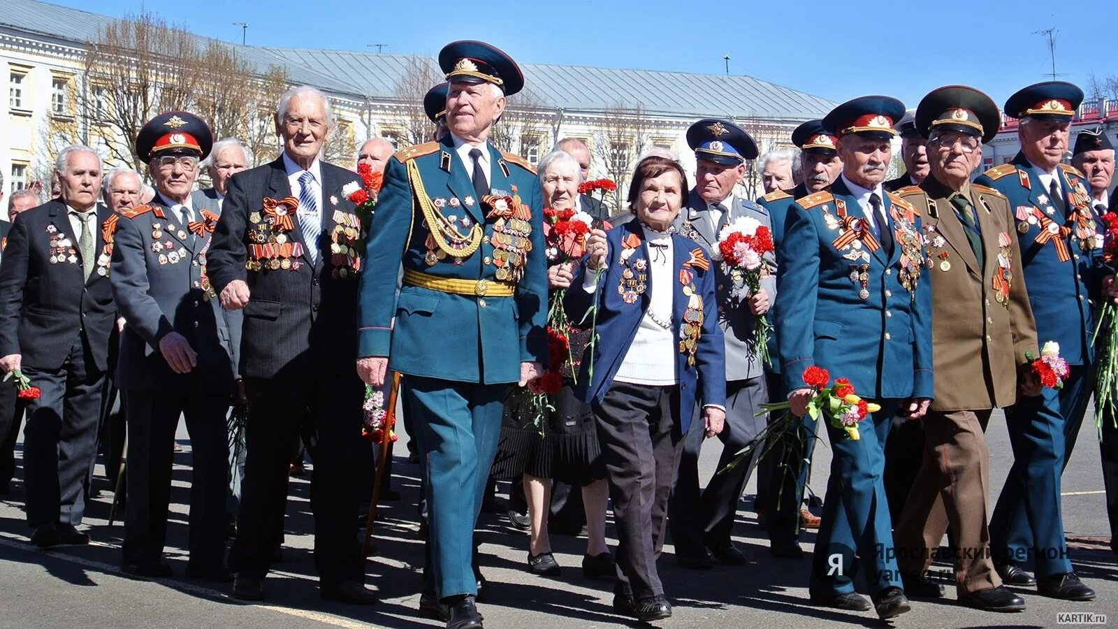 С днем Победы. Ветераны на параде. Празднование дня Победы. Ветераны Великой Отечественной войны на параде. 9 мая 11 класс