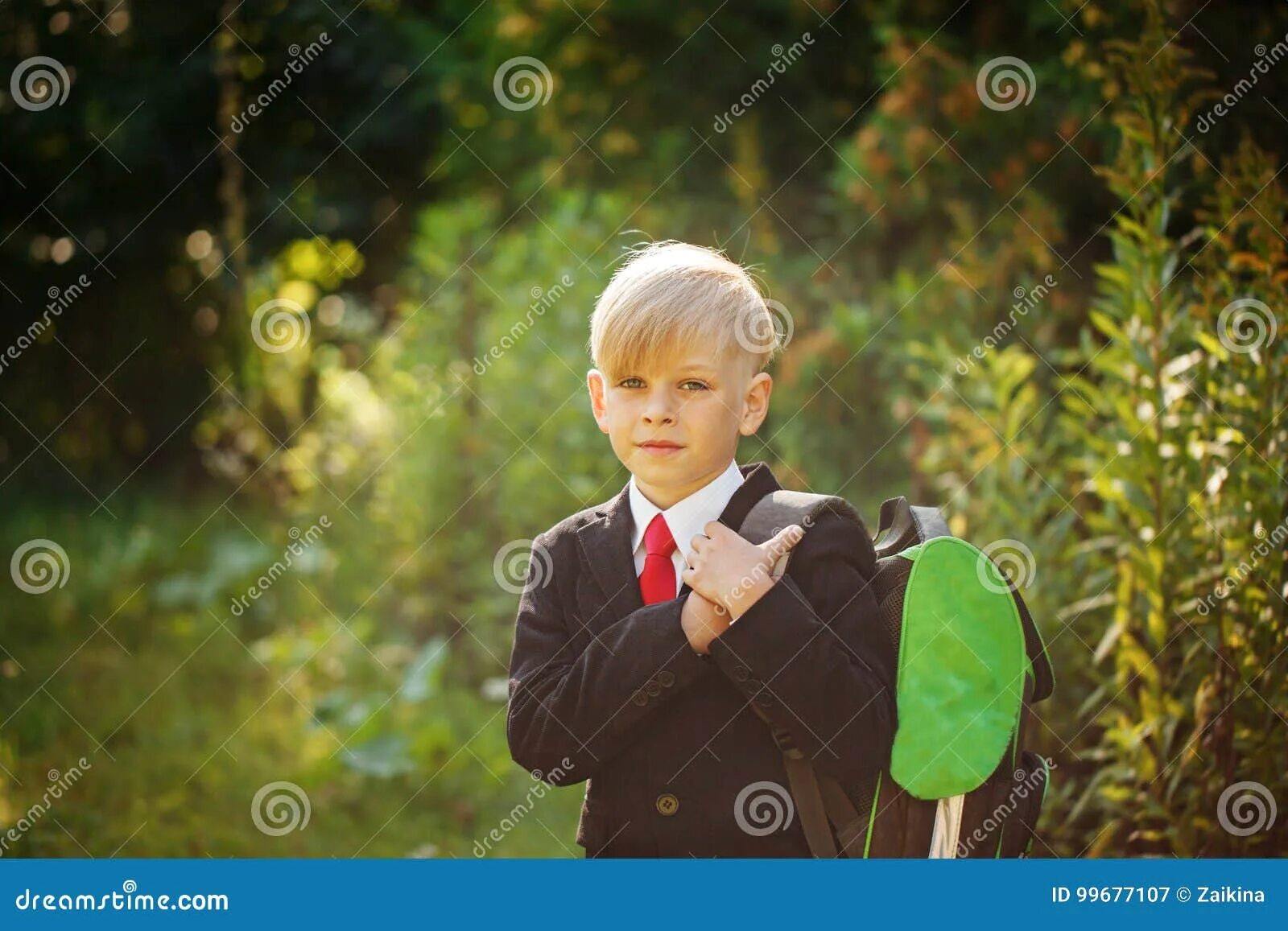 Мальчик идет. Белобрысый мальчик в школе. Мальчик возвращается со школы. Рыжий мальчик идет в школу фото.