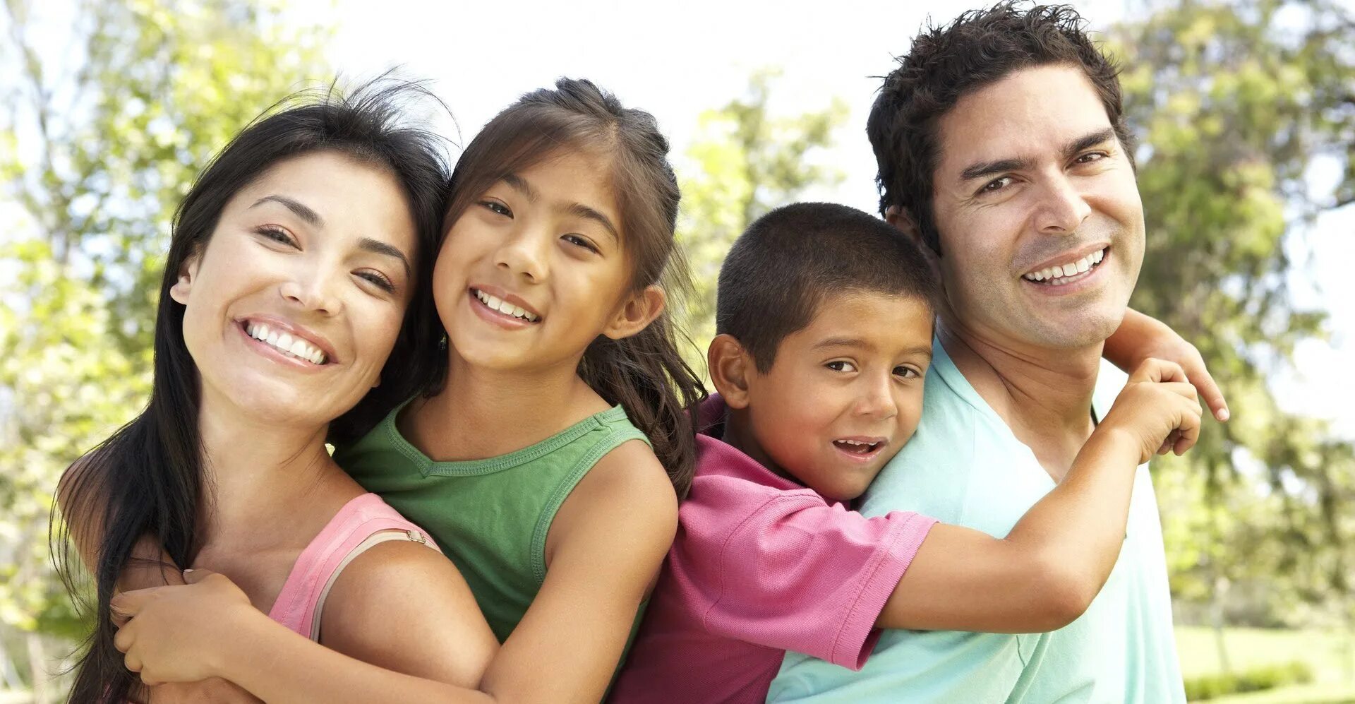 Фотографии родителей и детей. Дети и родители вместе. Дети с нарушением интеллекта. Эмоциональная семья. Семья в загородном доме.