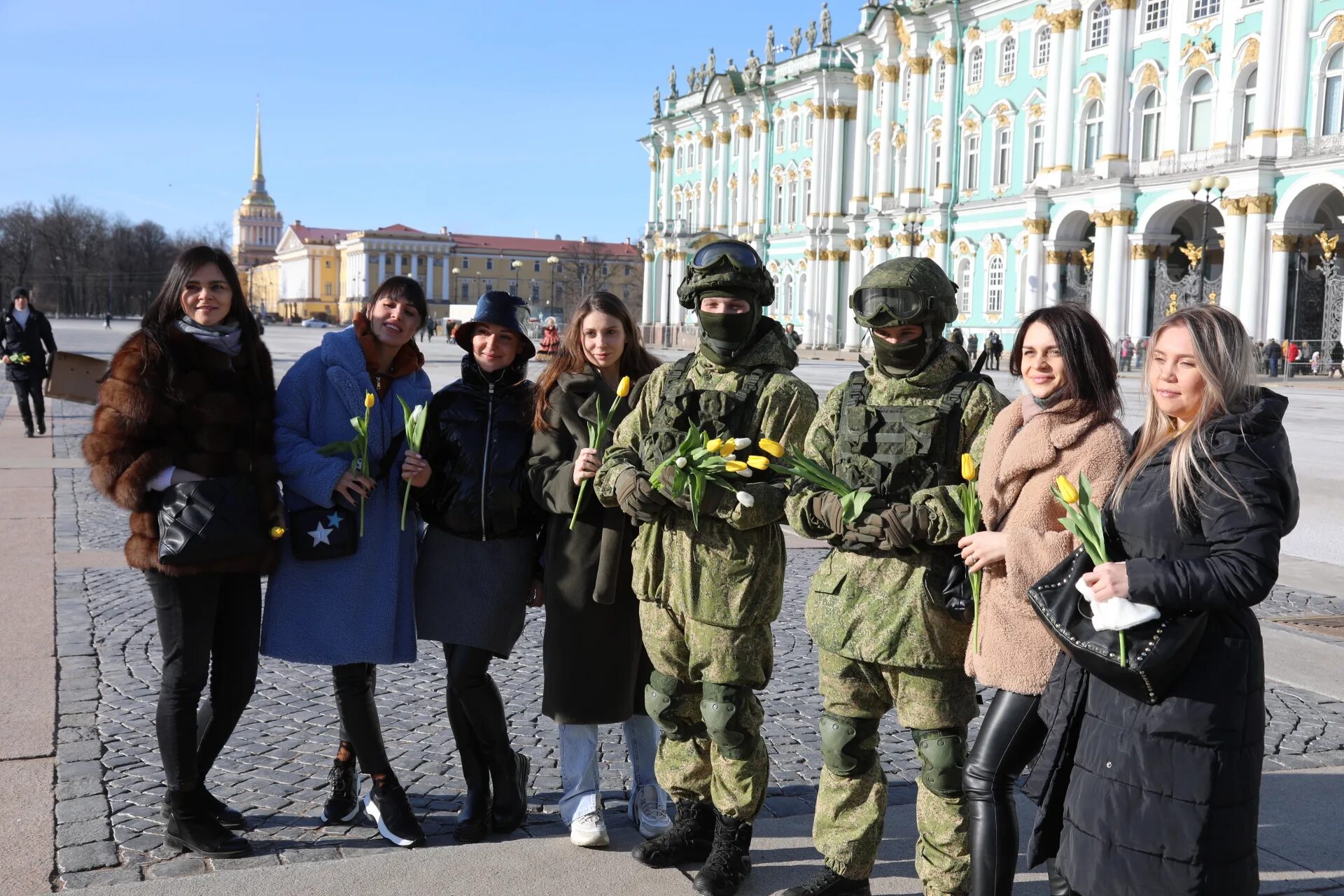 День войск в марте. Вежливые люди и девушки. Вежливые люди армия России. Военнослужащие ЗВО.