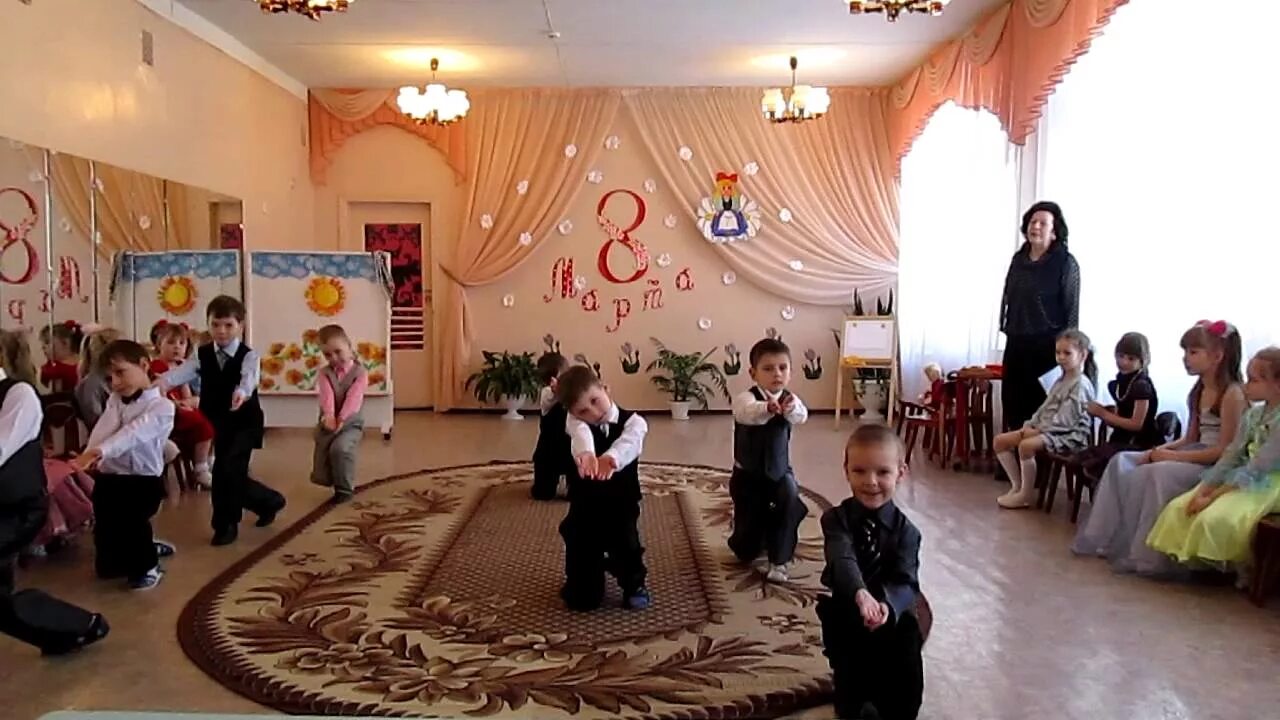Танец мальчиков на выпускной в детском саду подготовительная. Шуточный танец в детском саду. Танец мальчиков в детском саду. Танец мальчиков для мам