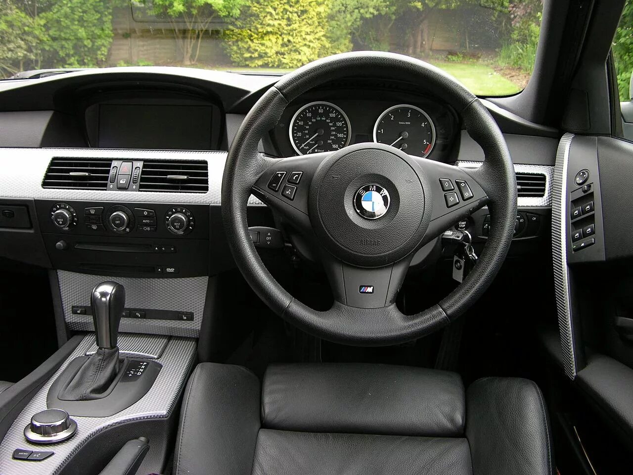 Открыть е60. BMW e60 Interior. BMW e60 салон. BMW 5 e60 салон. BMW e60 530i.