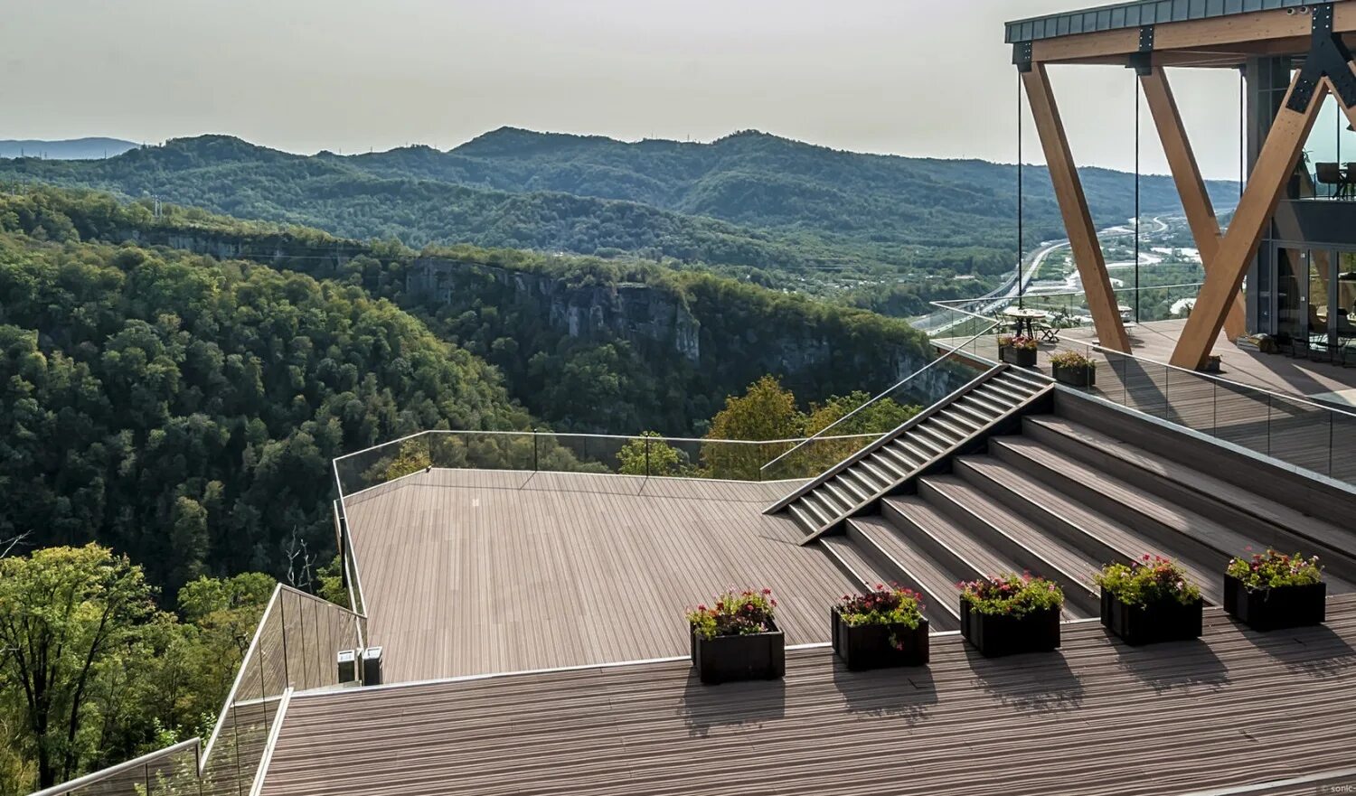 Отель skybridge. Ресторан Каури Скайпарк Сочи. Смотроая плоадк аскайпарк. Смотровая площадка Skypark Сочи. Скайпарк Сочи смотровая площадка.