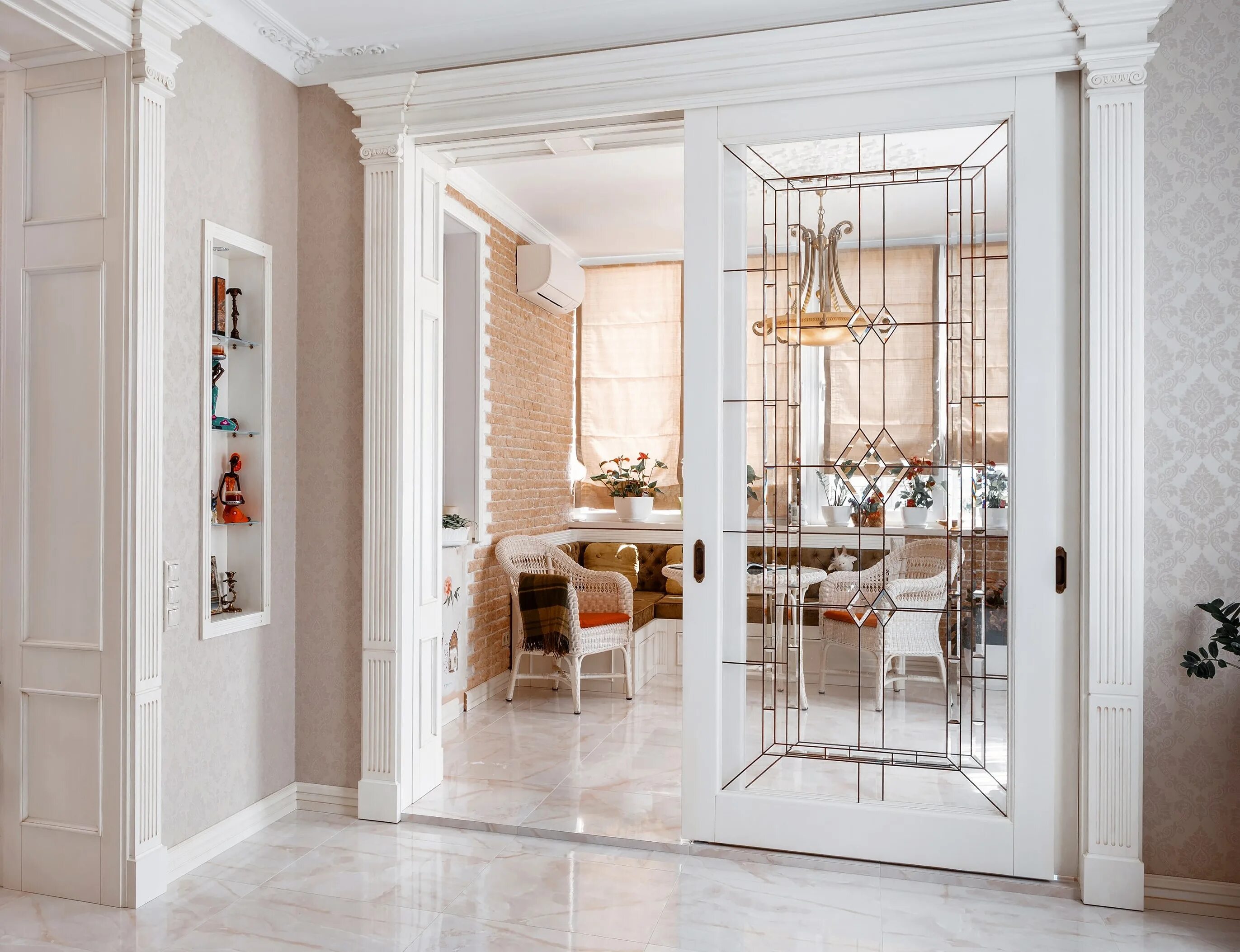 Сдвижные двери классика. Раздвижные классические двери. стеклянные перегородки в классическом стиле. раздвижные двери в классическом стиле. раздвижные двери межкомнатные в классическом стиле.