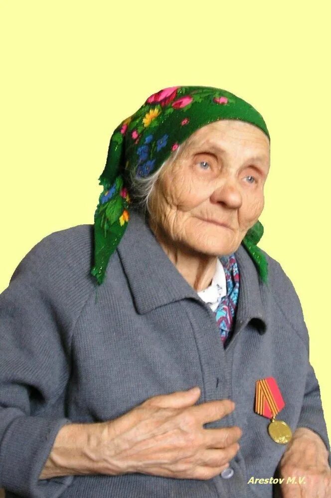 Есть ли бабушка. Бабушка в платке портрет. Бабушки в платочке прическа. Дед в платочке.