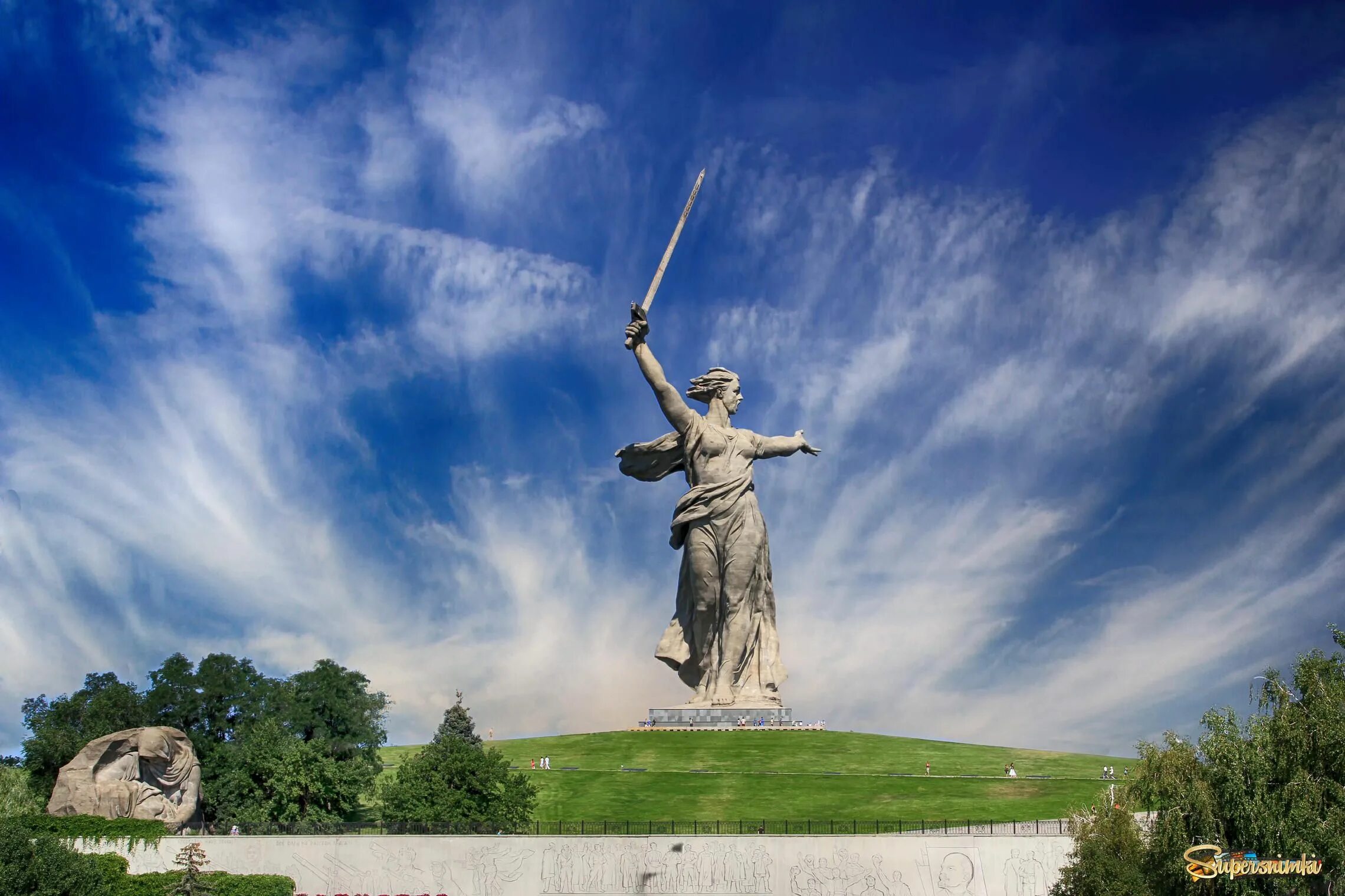 Город с памятником женщина с мечом. Город с памятником женщина с мечом. Город с памятником женщина с мечом. Меч родины матери в волгограде. Город с памятником женщина с мечом.