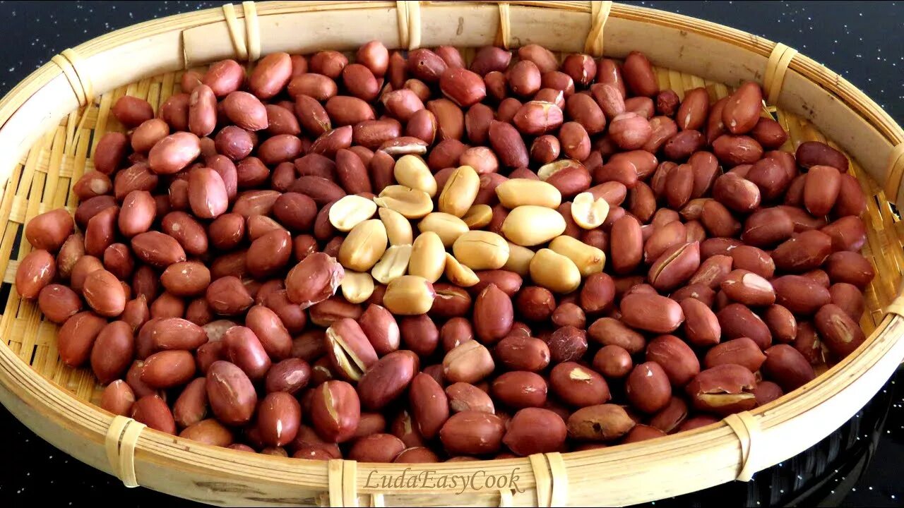 Обжарка арахиса дегидратация. Арахис в шелухе. Как приготовить арахис в микроволновке. Арахис в микроволновке как пожарить. Жареный арахис в тарелке.