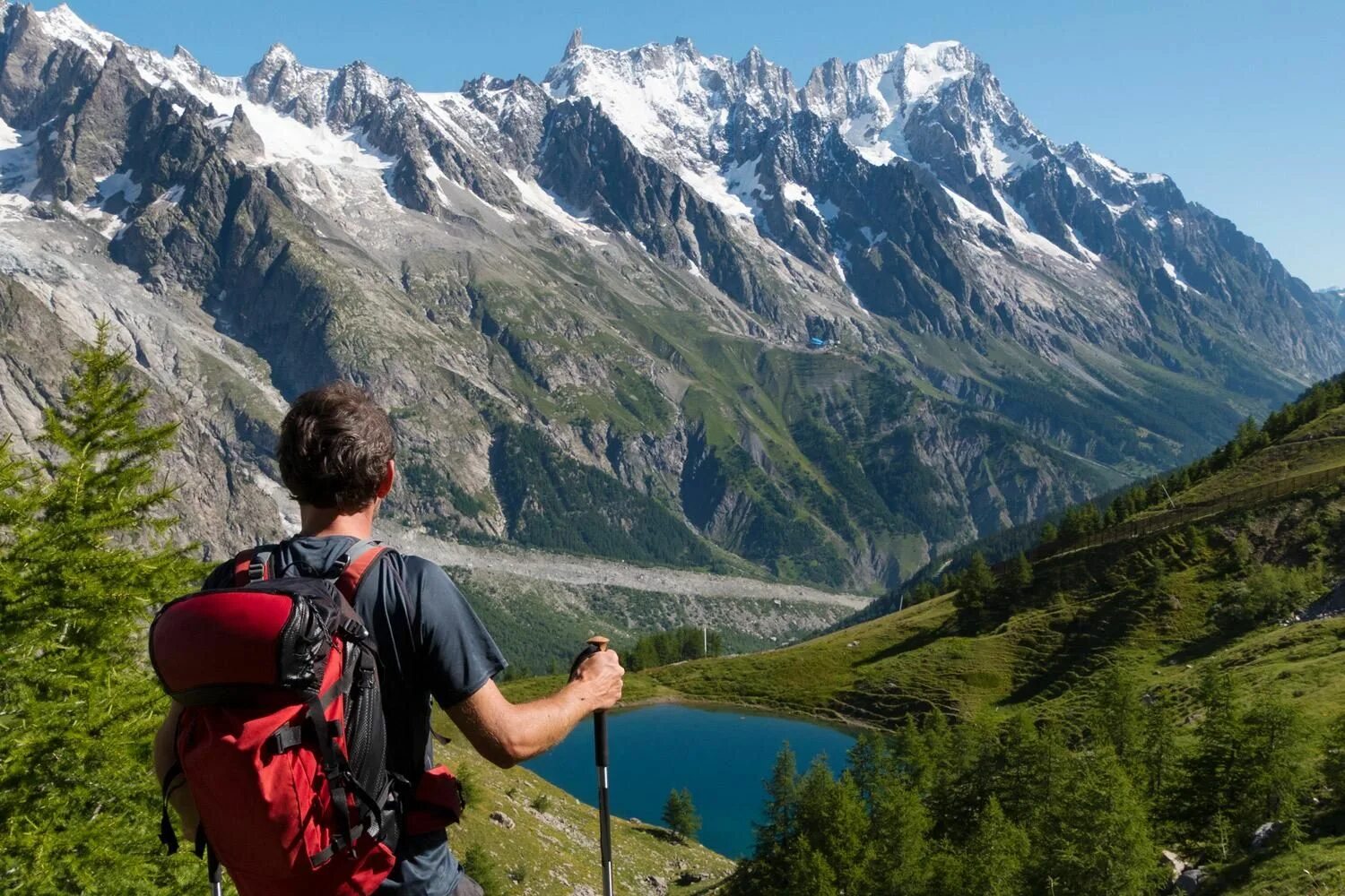 Mountain outdoor. Турист с портфелем. Парень в горах. Mountain outdoor. Outdoor горы.