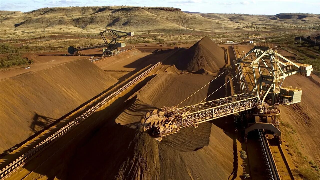 атакама полезные ископаемые. нефтяной завод в алжире в пустыне. месторождения нефти в оаэ. природные ресурсы египта.